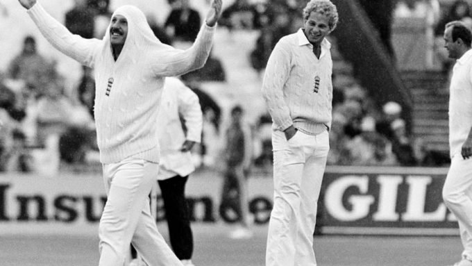 When Ian Botham walked out to bat – without a bat!