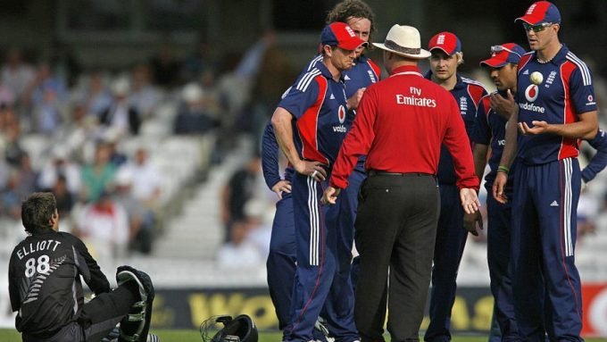 The Grant Elliott-Ryan Sidebottom collision that prompted an apology from Paul Collingwood