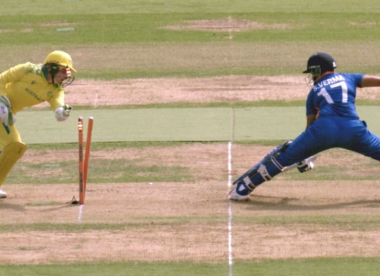 Alyssa Healy removes bails with wrong glove in bizarre missed stumping