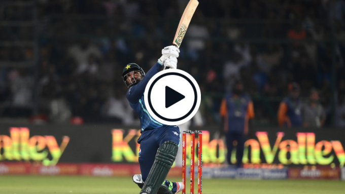 Watch: Asif Ali smashes two big sixes in crucial three-ball innings