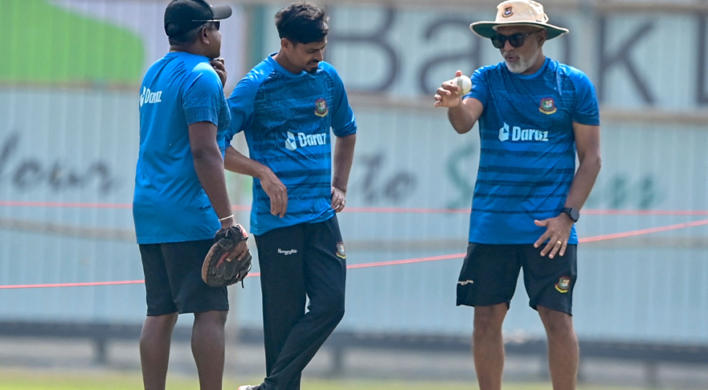 Bangladesh's head coach Chandika Hathurusingha talks to Taijul Islam and spin bowling coach Rangana Herath
