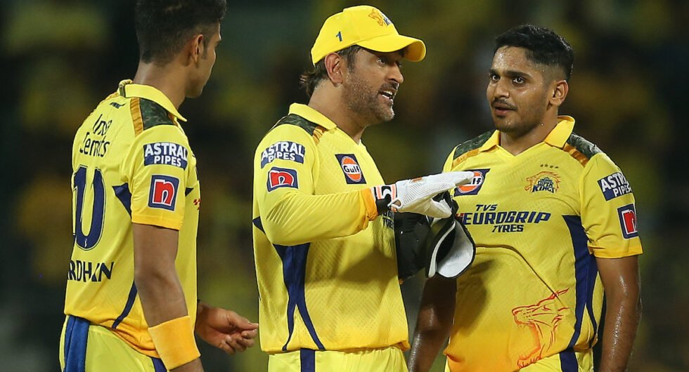 MS Dhoni cheekily threatened to leave CSK captaincy if the bowlers didn't mend their ways