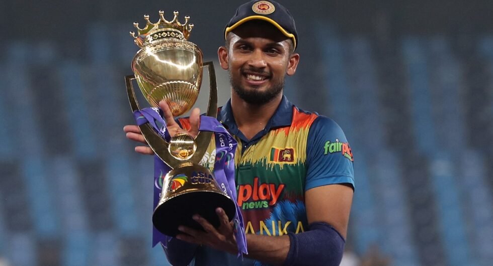 Dasun Shanaka with the Asia Cup 2022 trophy