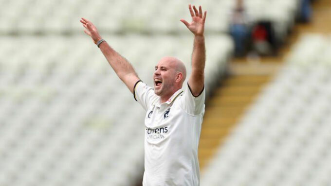 Nine County Championship talking points: Rushworth leads Warwickshire's title charge and a controversial finish at Old Trafford
