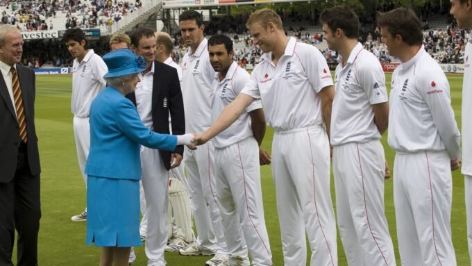 Mankad, autographs, and committee rooms: Queen Elizabeth II and cricket – The Almanack