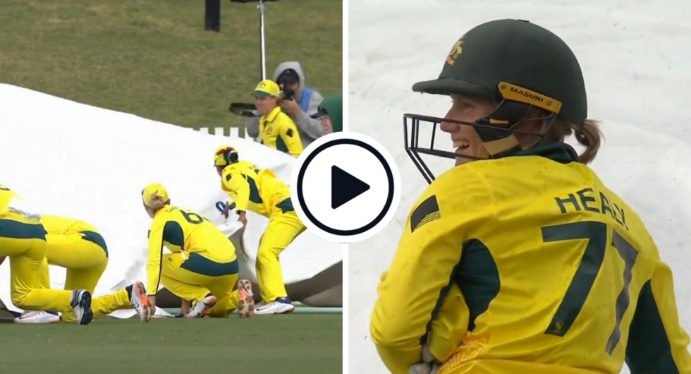 Australian cricketers help ground staff with covers